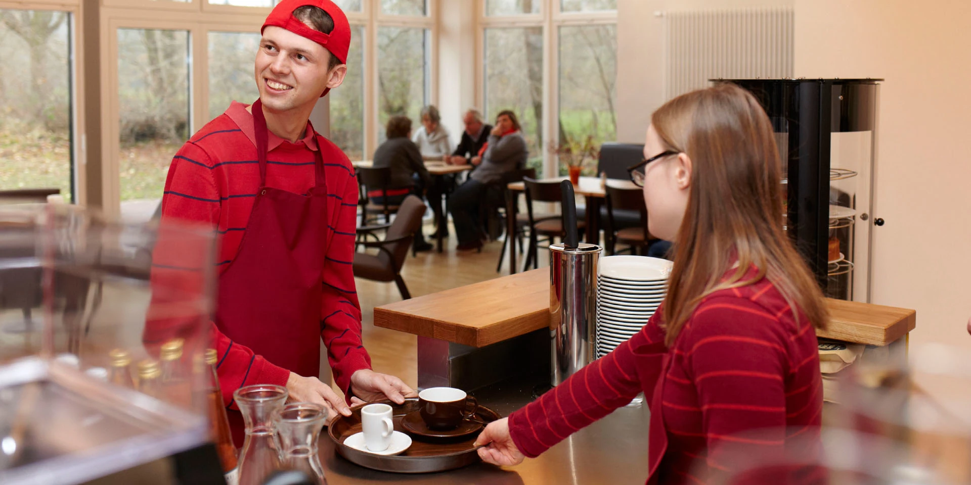 Mitarbeitende servieren Kaffee im Robben Café